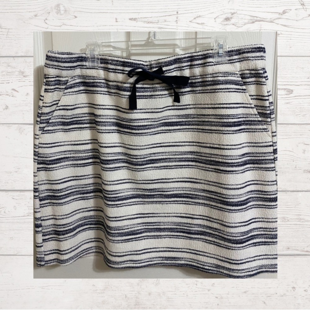 Loft black and cream stripped skirt with pockets XL. Elastic waist